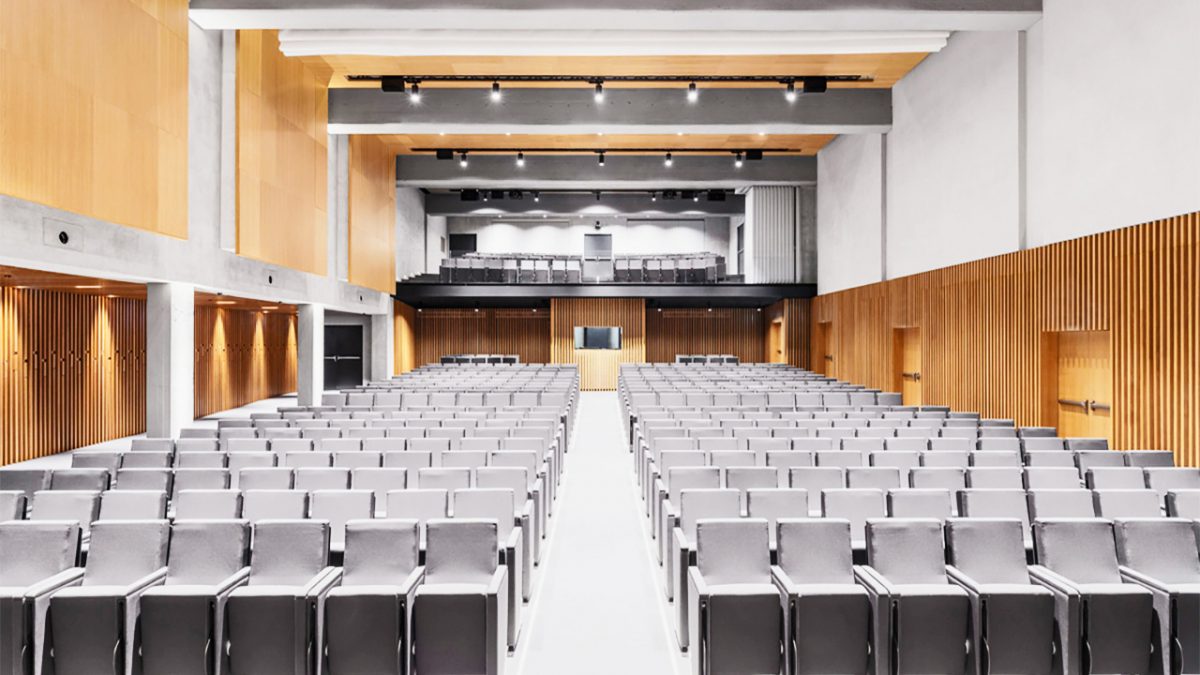 Paneles de insonorizacion de madera a techo y pared en auditorio