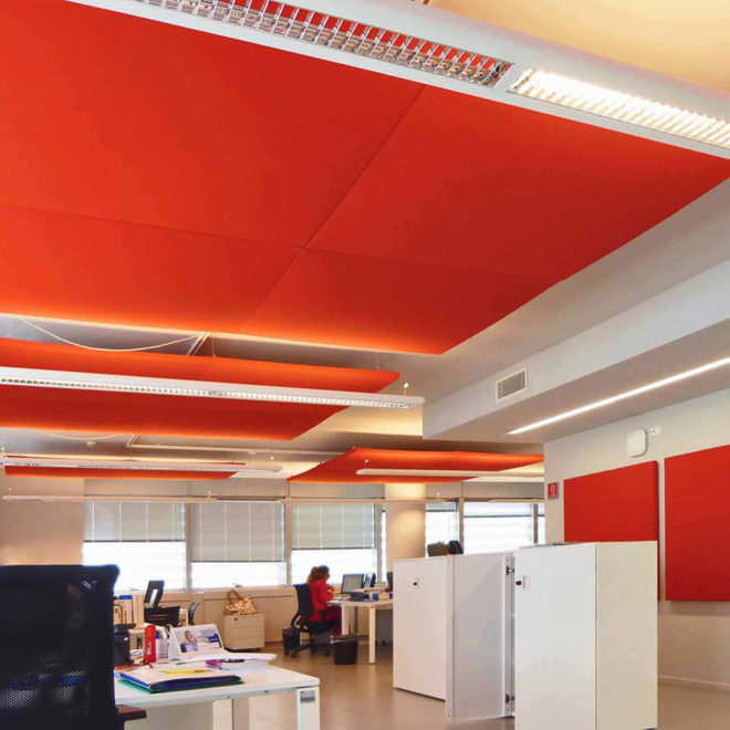 Pannelli acustici rossi a soffitto in ufficio openspace