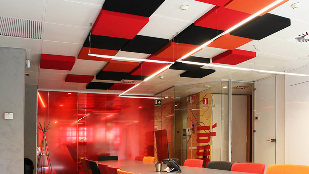 Il comfort acustico in una sala riunioni con pannelli a soffitto