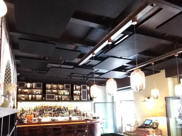 Controsoffitto fonoassorbente in un ristorante con pannelli neri justfiber