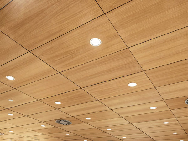 Legno microforato fonoassorbente a soffitto con faretti