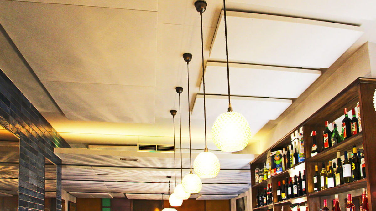 L'inquinamento acustico di un ristorante risolto con i pannelli a soffitto