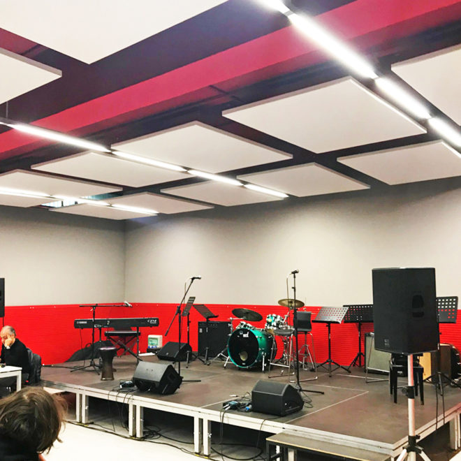 Paneles fonoabsorbentes a techo cuadrados en sala de musica