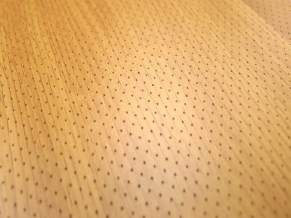 Dettaglio microfori dei pannelli in legno micro acoustic