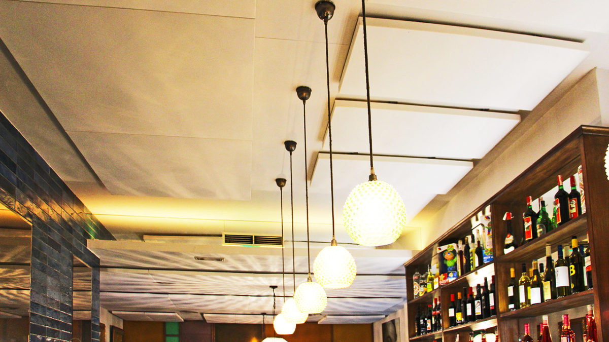 The noise pollution of a restaurant resolved with ceiling panels