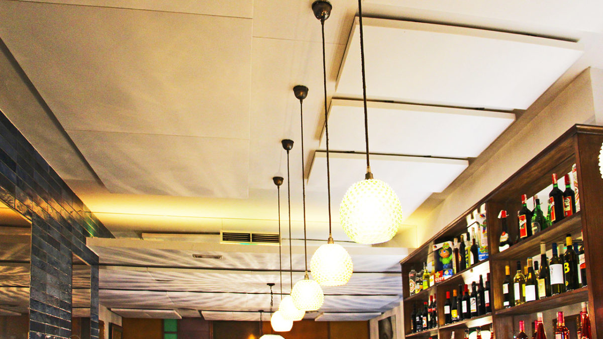 Les nuisances sonores de un restaurant resolus avec les panneaux au plafond