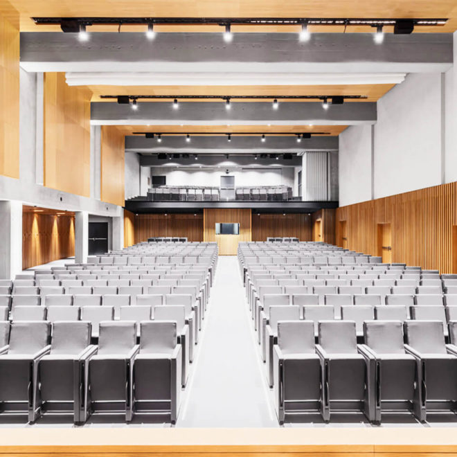 Panneaux insonorisants en bois au mur dans un auditorium