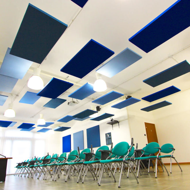 Panneaux insonorisants bleu pour une salle de conferences