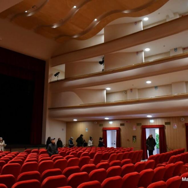 Panneaux insonorisants en bois dans un theatre