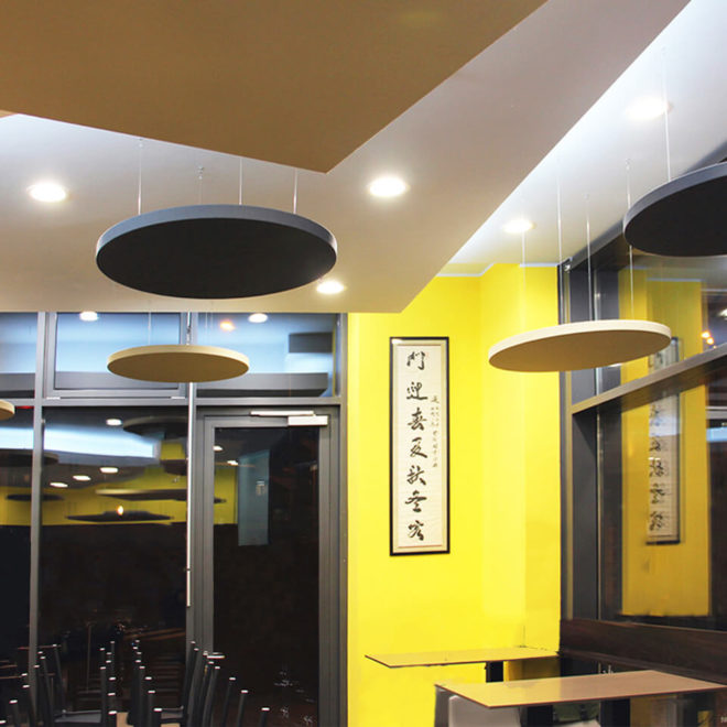 Panneaux ronds et colores suspendus dans la salle d un restaurant
