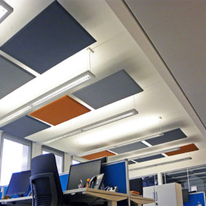 Panneaux acoustiques au plafond dans un bureau de espace ouvert