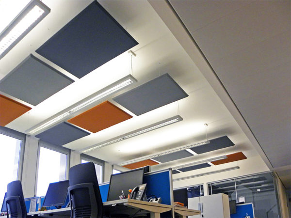 Paneles acusticos a techo en oficina de espacio abierto