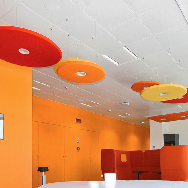 Pannelli acustici rossi e arancioni per uffici coworking