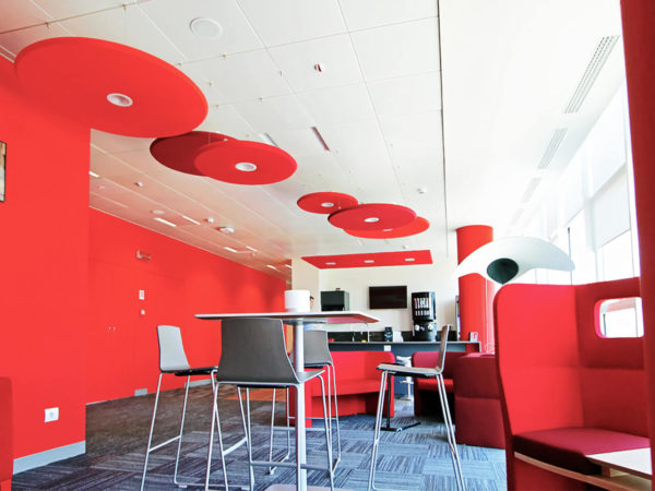 Pannello fonoassorbente rosso circolare sospeso a soffitto