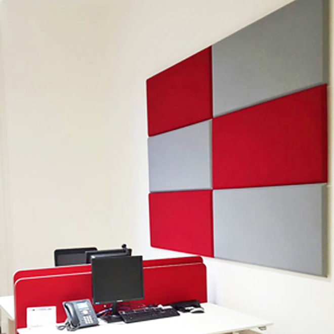 Insonoriser un mur avec panneaux acoustiques rouges et gris