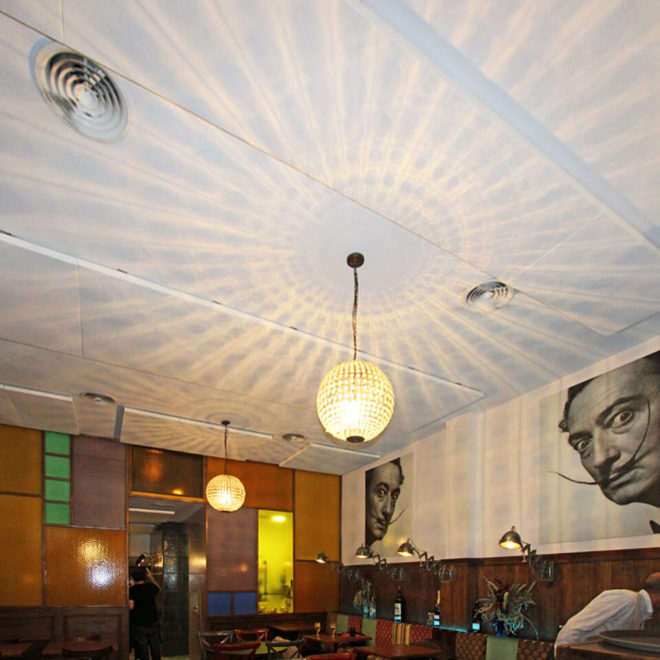 Pannelli bianchi per isolamento acustico a soffitto di un ristorante