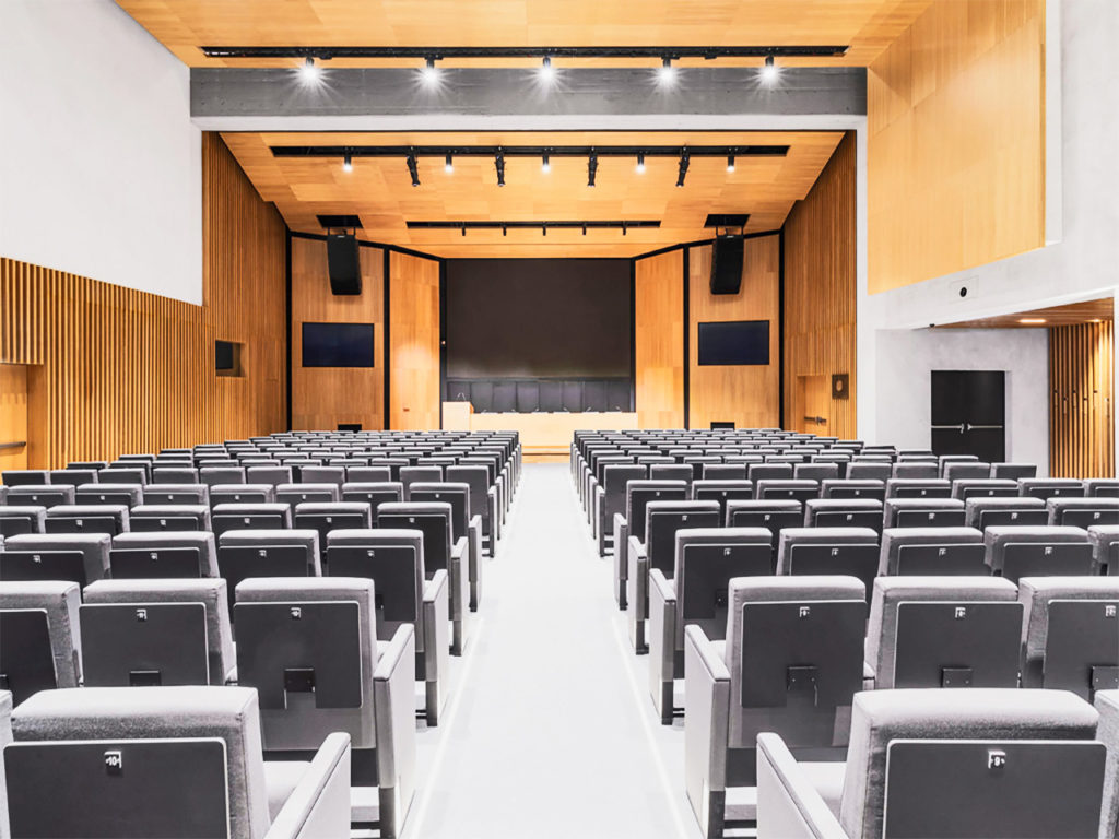 Paneles acústicos para auditorio de madera microperforada