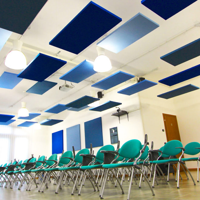 Paneles de techo rectagulares en una sala de conferencias