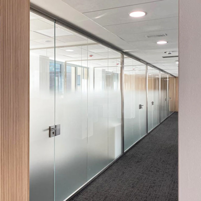 Pared revestida con paneles de madera Acoustic Blade