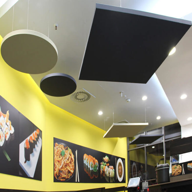Panneaux acoustiques carres et ronds colores dans un restaurant