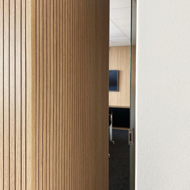 Dettaglio dei pannelli dogati in legno a parete Acoustic Blade