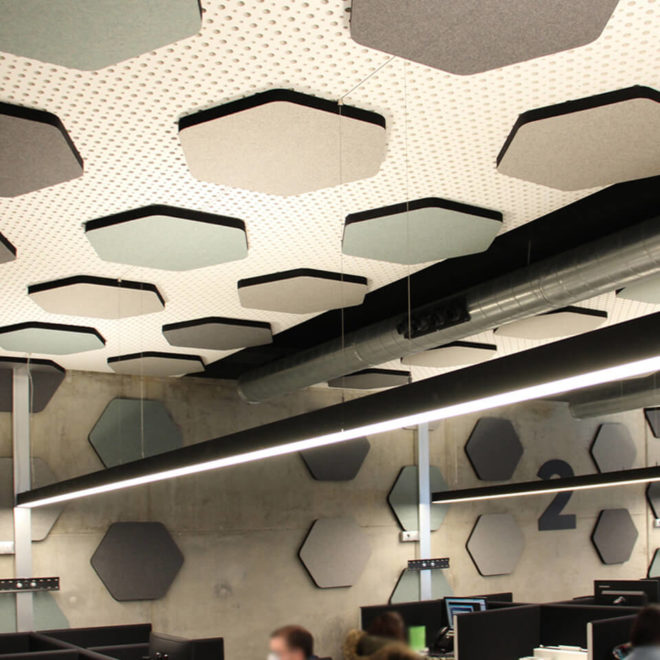 Hexagonal soundproofing wall and ceiling panels for workspaces