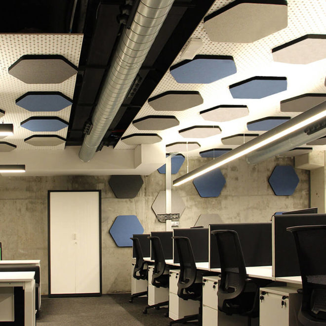 Acoustic panels for the acoustic correction of a call center