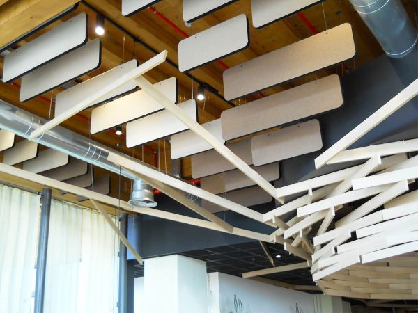 Baffles acoustiques en forme rectangulaire au plafond dans un restaurant
