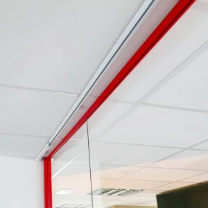 Faux plafond phonoabsorbant avec modulaires panneaux