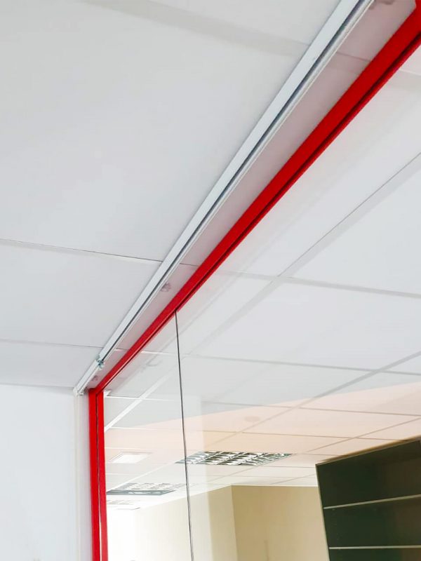 Faux plafond phonoabsorbant avec modulaires panneaux