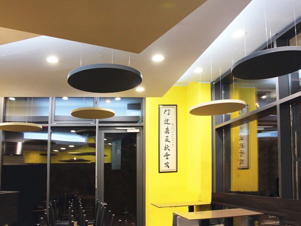 Panel fonoabsorbente suspendido del techo lunar en un restaurante