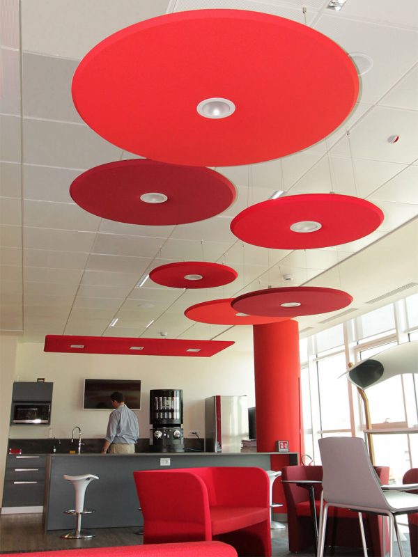 Paneles fonoabsorbentes rojos suspendidos en una cafeteria