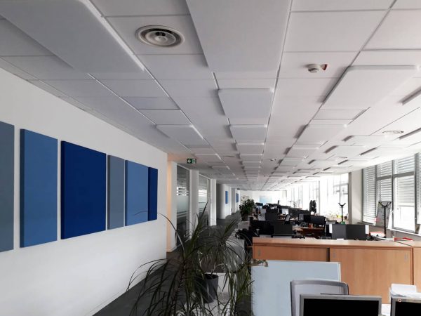 Paneles acusticos economicos para falso techo en oficina openspace