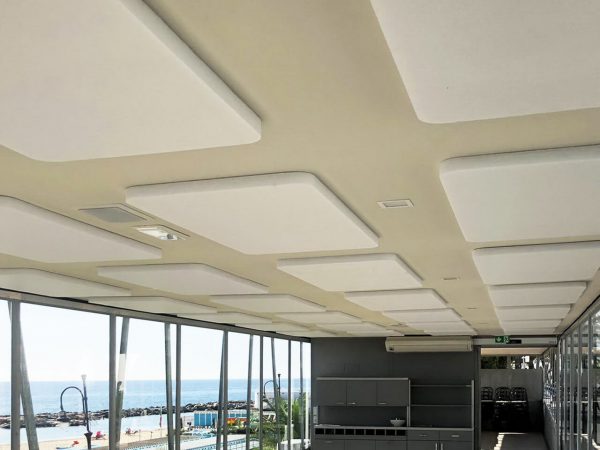Paneles acusticos economicos rectangulares a techo en un restaurante