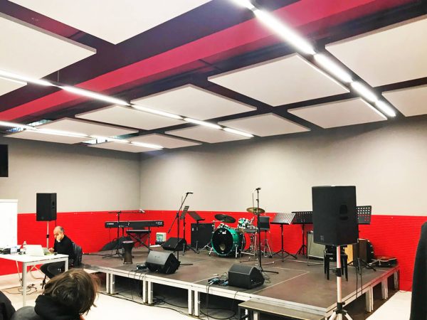 Paneles acusticos GoodVibes a techo en una escuela de musica