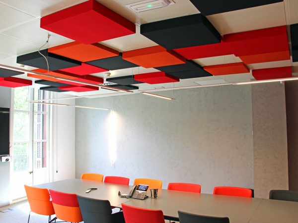 Paneles acusticos de colores a techo para sala de reuniones