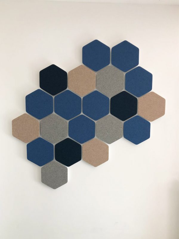 Paneles fonoabsorbentes de diseno a pared hexagonales