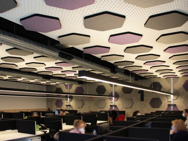 Paneles fonoabsorbentes hexagonales para espacios de trabajo abierto