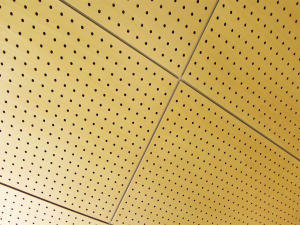 Paneles perforados de madera para falso techo espacios de trabajo