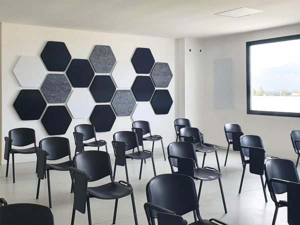Faux plafond phonoabsorbant dans un restaurant avec panneaux noirs