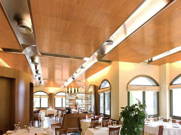 Panneaux perfores en bois pour faux plafond de un restaurant