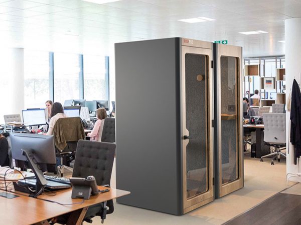 Phone booth pour une personne dans un bureau de espace ouvert