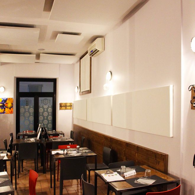 Pannelli bianchi a soffitto nella sala di un ristorante