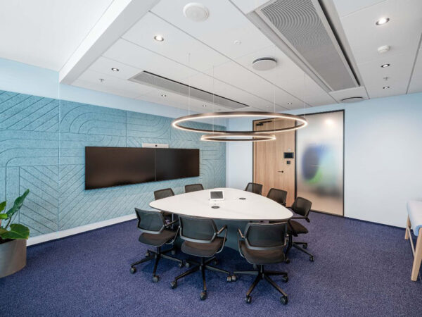 Paneles BAUX de color azul confort acústico sala video conferencias