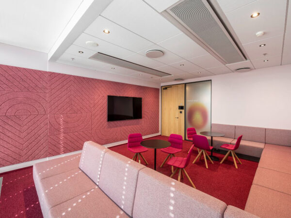Paneles BAUX de colores con patrones geométrico revestimiento a pared sala de espera