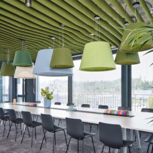 Lámparas fonoabsorbentes de colores suspendidas confort acústico oficinas