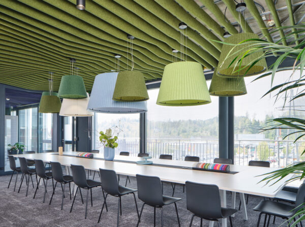 Lámparas fonoabsorbentes de colores suspendidas confort acústico oficinas