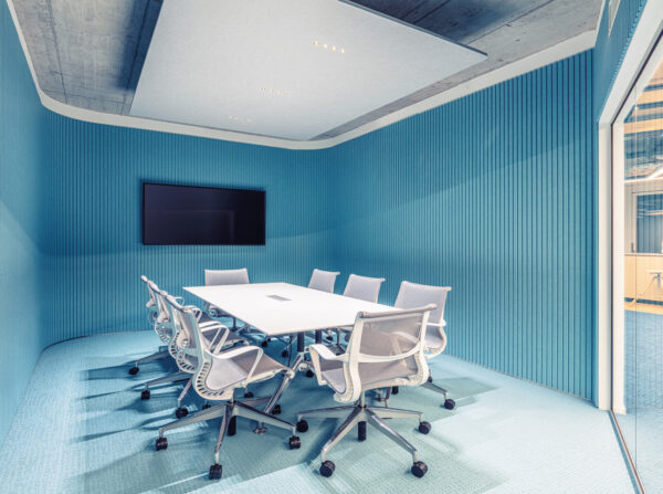 Vertigo revestimiento a rayas regulares de color azul sala video conferencias