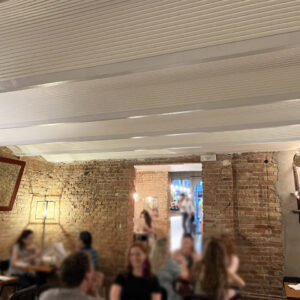 Vertigo revestimiento mural a techo en un restaurante