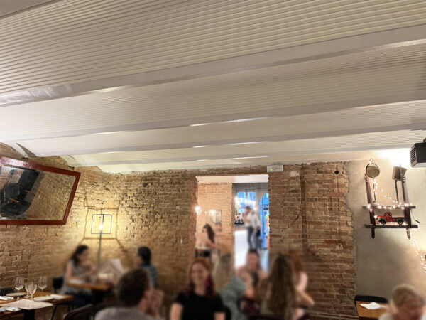 Vertigo rivestimento murale a soffitto in un ristorante